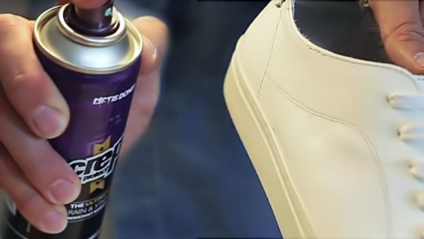 Xịt một lớp dầu chuyên dùng để giúp bảo vệ giày