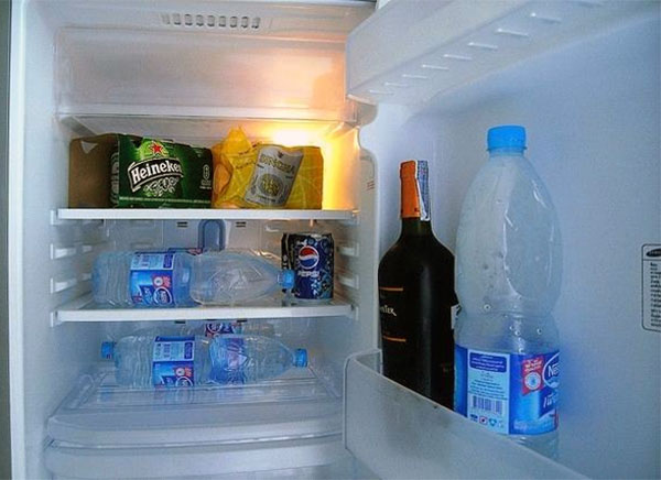Để nước trong tủ lạnh