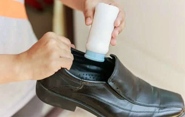 Khử mùi hôi trong giày bằng phấn rôm