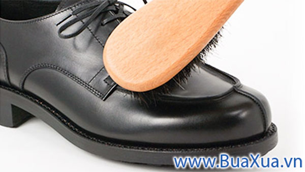 Làm sạch giày sau mỗi lần sử dụng
