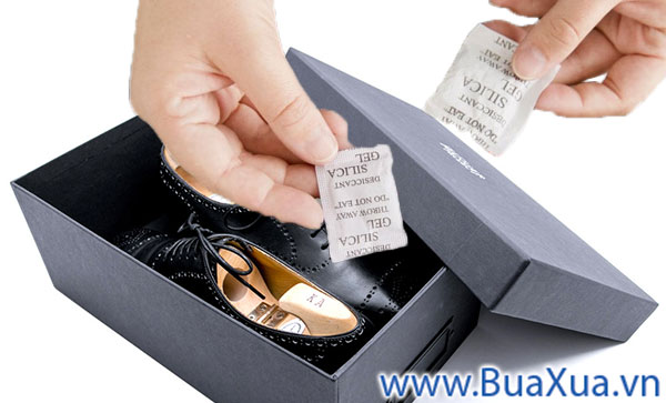 Sử dụng gói hút ẩm để bảo quản giày lâu dài