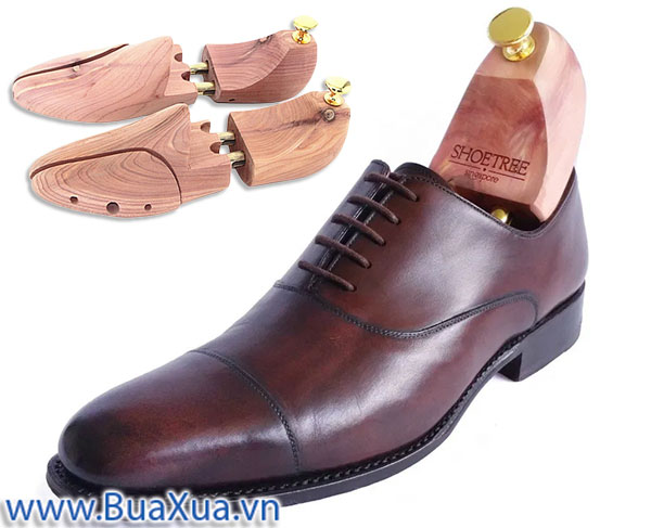 Sử dụng Shoe Trees để giúp giày da không bị biến dạng