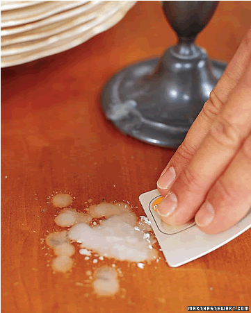 Chùi sạch vết sáp nến