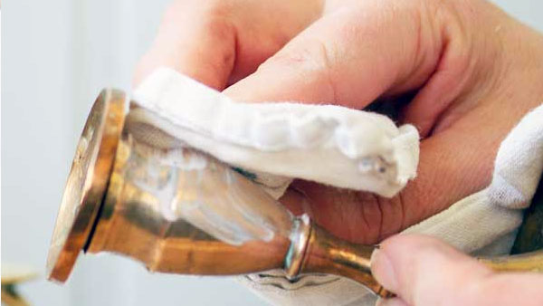 Đánh bóng đồ vật bằng đồng