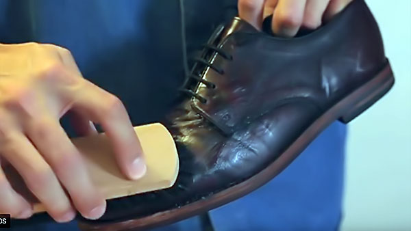 Thoa xi đánh giày lên bề mặt của giày da