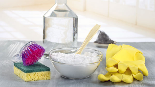 Dùng bột bắp để chùi vệt dầu mỡ dính trên thảm