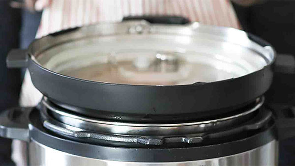 Sau khi rửa xong bạn hãy đặt nắp ngửa trên nồi để cho khô ráo nước