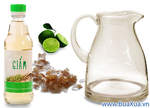Làm sạch bình nước bừng vỏ trứng và chanh hay giấm
