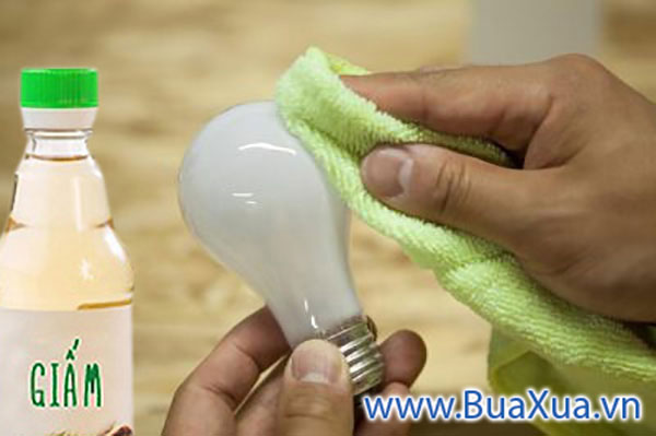 Dùng vải tẩm một ít dấm hơi nóng để lau bóng đèn bị ám khói nhà bếp