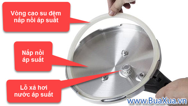 Kiểm tra nồi áp suất trước khi nấu 