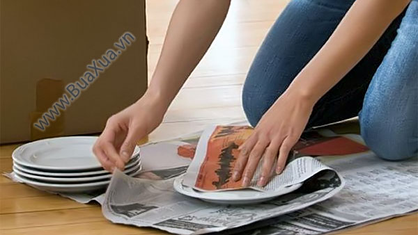 Dùng giấy báo cũ gói các đồ vật dễ vỡ
