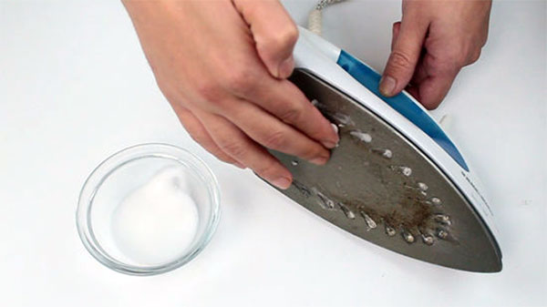 Làm mới bề mặt bàn ủi bằng Baking Soda