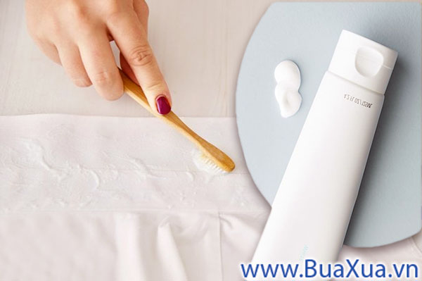 Giặt cổ áo bị bẩn bằng kem đánh răng