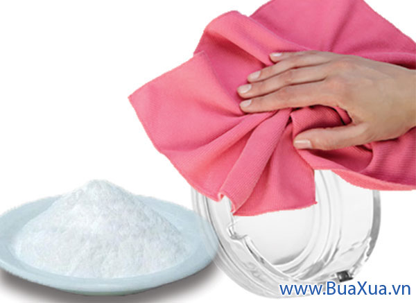 Lau sạch gạt tàn thuốc bằng muối