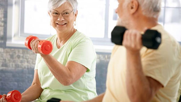 Các bài tập mang nặng gây sức ép lên xương sẽ giúp ngăn chặn quá trình loãng xương