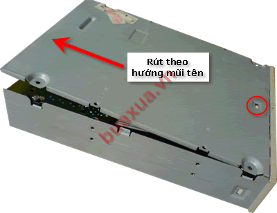 Tháo nắp đậy phía dưới của ổ dĩa CD-ROM