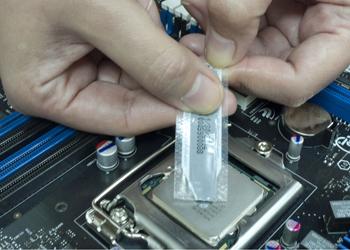 Cho chất tản nhiệt lên chính giữa lưng của CPU