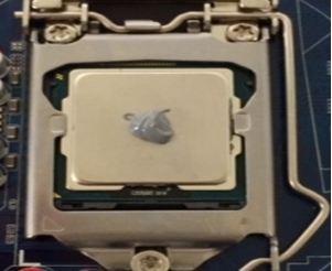 Cho một lượng nhỏ chất tản nhiệt vào giữa CPU