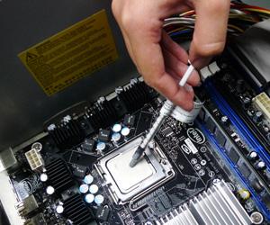 Cho chất tản nhiệt lên chính giữa lưng của CPU