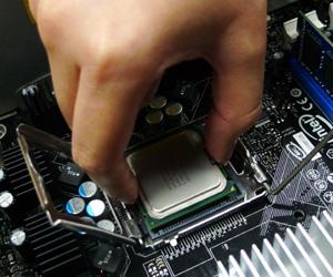 Ráp CPU vào khe cắm trên bản mạch chính (Mainboard)