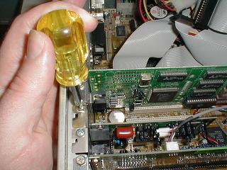 Dùng vít vặn chặt Modem lại