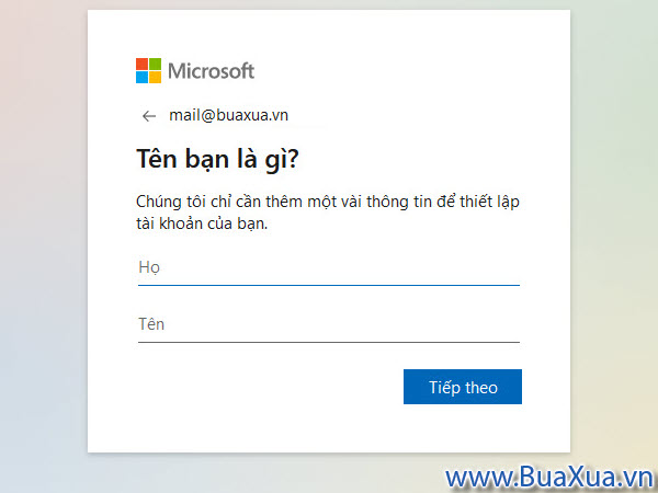 Nhập họ và tên của bạn vào các ô tương ứng