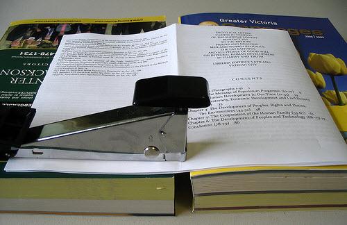 Dùng kim bấm hoặc dùng chỉ may chính giữa là sẽ có ngay một cuốn sách