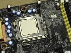 Lắp CPU vào đế và khóa lại