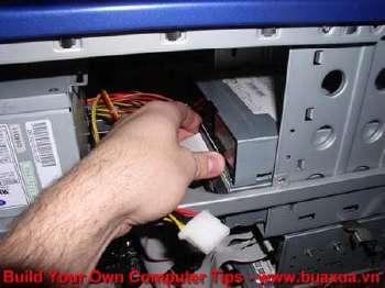 Cắm đầu dây cáp dữ liệu vào ổ dĩa quang
