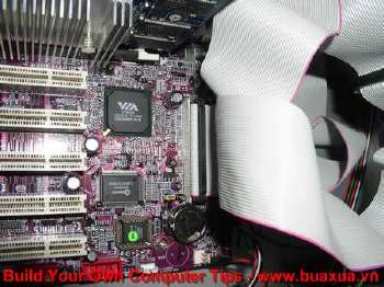 Cắm đầu còn lại của dây cáp dữ liệu vào khe cắm trên Mainboard