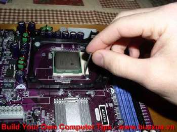 Gạt thanh khóa CPU xuống và gài vào chốt nằm bên cạnh của khe cắm