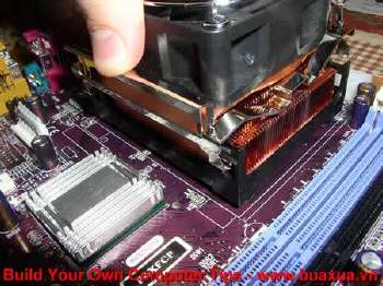 Lắp quạt vào vị trí trên Mainboard