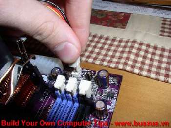 Cắm dây nguồn của quạt vào chấu cắm có ghi ký hiệu CPU Fan trên Mainboard