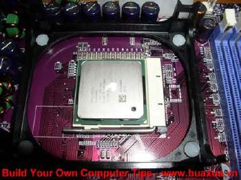 Làm sạch bề mặt của CPU và bôi một lớp mỏng chất dẫn nhiệt lên bề mặt CPU