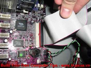 Đầu còn lại của dây cáp dữ liệu cắm vào khe cắm trên Mainboard