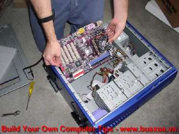 Đặt Mainboard vào thùng máy một cách cẩn thận