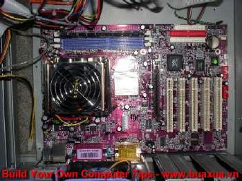 Các cổng kết nối của Mainboard hướng ra mặt sau của thùng máy
