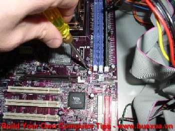 Bắt các vit định vị Mainboard