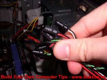 Cắm các đầu dây của thùng máy vào Mainboard