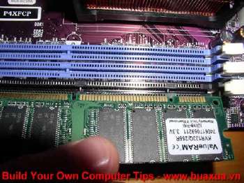 Kiểm tra vị trí của các chân cắm giữa RAM và Mainboard