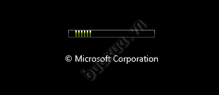 Windows đang tiến hành nạp chương trình cài đặt từ dĩa DVD-ROM