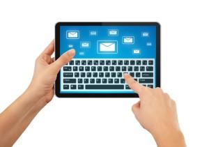 Giao tiếp với Tablet chủ yếu thông qua màn hình cảm ứng chạm tay