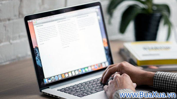 Máy vi tính xách tay là một máy vi tính cá nhân có thể dễ dàng di chuyển