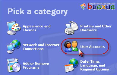 Trong cửa sổ Control Panel bạn hãy chọn User Accounts