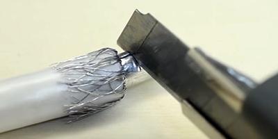Cắt một đường vòng tròn xung quanh cách đầu dây khoảng 7mm