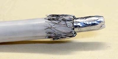 Vuốt các dây đồng bọc chống nhiễu về phía vỏ dây