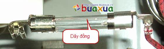 Quấn dây đồng vào 2 đầu cầu chì rồi gắn 2 đầu giữ cầu chì vào