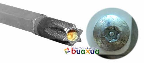 Dùng cây vặn vít đầu hoa thị có ký hiệu là T15 để mở vỏ che của lò vi ba