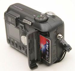 Tháo thẻ nhớ ra khỏi máy ảnh số