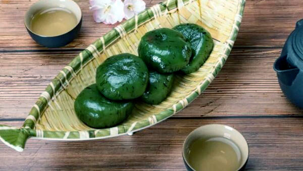 Các gia đình ăn bánh trôi ngày Tết Hàn thực ở Việt Nam
